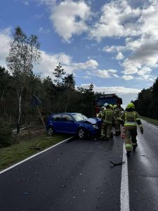 Zderzenie trzech pojazdów na DW 442. Jedna osoba pod opieką ZRM